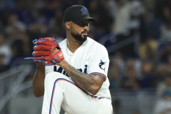 Vintage Sandy makes appearance on Opening Night