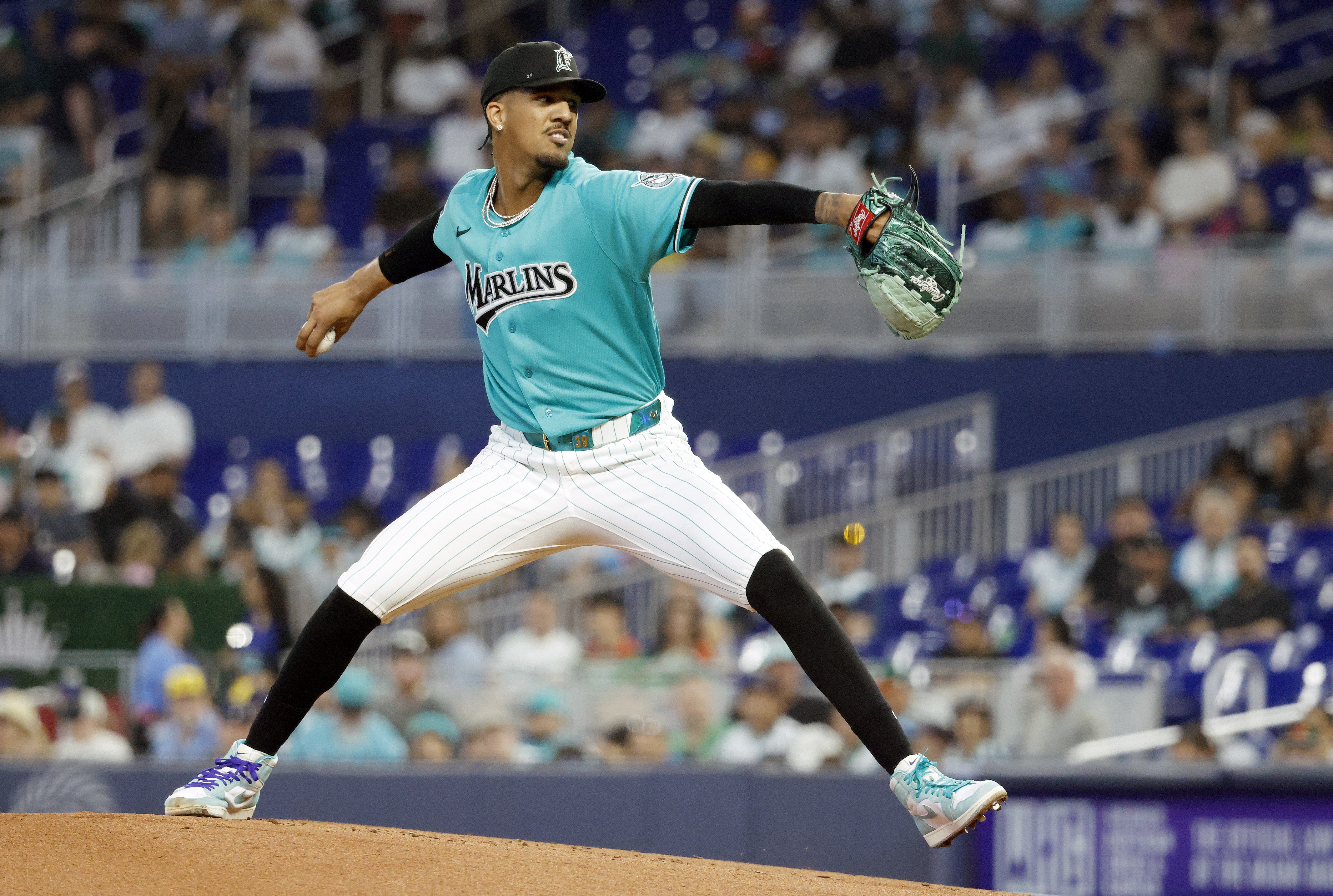 Eury Pérez outduels Misiorowski as Marlins salvage series finale vs. Brewers